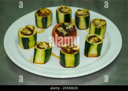 Tomates farcies et courgettes, cuites au four et prêtes à servir Banque D'Images