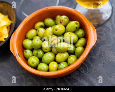 Portion d'olives marinées entières Banque D'Images