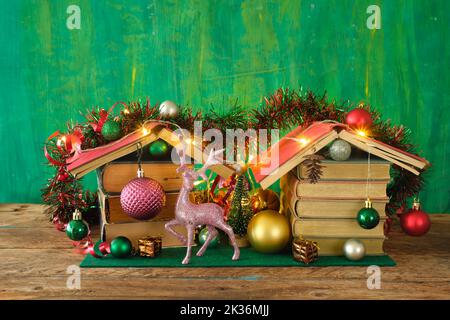Livres comme cadeau de noël, cadeau de noël, lecture, littérature, éducation, vacances, concept.arbre de Noël, décoration et boule de noël Banque D'Images