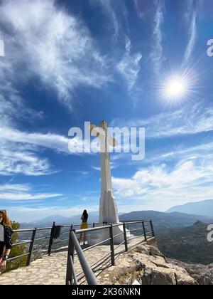 26.10.2021. Jaen, Espagne. Cruz del Castillo de Santa Catalina surplombant la ville de Jaen par une journée ensoleillée, Andalousie, Espagne. Photo de haute qualité Banque D'Images