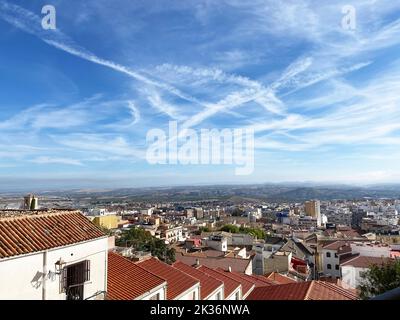 Vue panoramique de la ville de Jaen par une journée ensoleillée, vue magnifique et beau temps, Espagne. Photo de haute qualité Banque D'Images