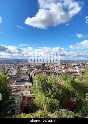 Photo aérienne verticale de Grenade, quartier Albaicin, jour ensoleillé, ville historique, Espagne. Photo de haute qualité Banque D'Images