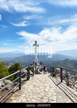 26.10.2021. Jaen, Espagne. Paysage de Jaen et la croix à l'extérieur du château de Santa Catalina par une journée ensoleillée, Espagne. Photo de haute qualité Banque D'Images