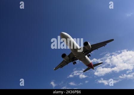 Airbus A320 EC-MXY, Iberia atterrissant à OPO, aéroport Francisco Sá Carneiro, Porto, Portugal, 18 septembre 2022 Banque D'Images