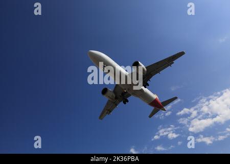 Airbus A320 EC-MXY, Iberia atterrissant à OPO, aéroport Francisco Sá Carneiro, Porto, Portugal, 18 septembre 2022 Banque D'Images