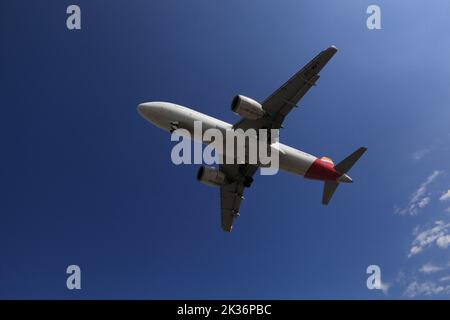 Airbus A320 EC-MXY, Iberia atterrissant à OPO, aéroport Francisco Sá Carneiro, Porto, Portugal, 18 septembre 2022 Banque D'Images