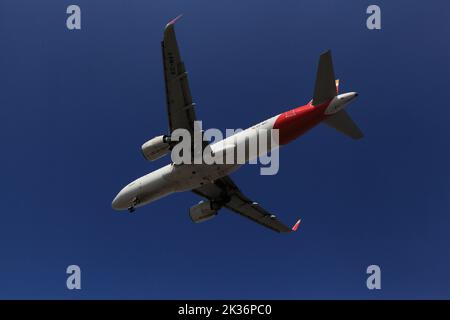 Airbus A320 EC-MXY, Iberia atterrissant à OPO, aéroport Francisco Sá Carneiro, Porto, Portugal, 18 septembre 2022 Banque D'Images
