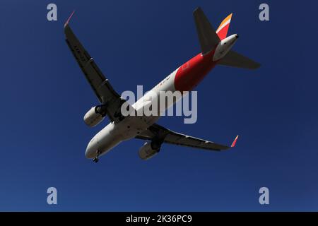 Airbus A320 EC-MXY, Iberia atterrissant à OPO, aéroport Francisco Sá Carneiro, Porto, Portugal, 18 septembre 2022 Banque D'Images