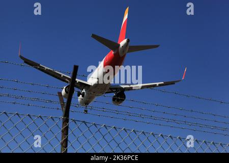 Airbus A320 EC-MXY, Iberia atterrissant à OPO, aéroport Francisco Sá Carneiro, Porto, Portugal, 18 septembre 2022 Banque D'Images