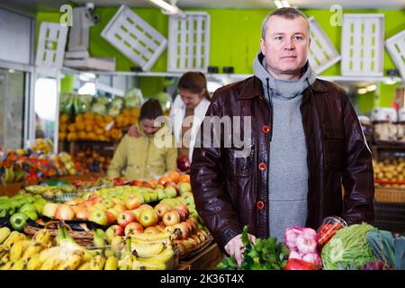 Client masculin dans un magasin de fruits Banque D'Images