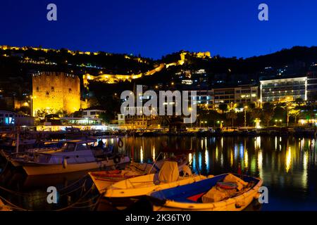 Vue nocturne sur la ville d'Alanya depuis la jetée du port surplombant la Tour Rouge et le château Banque D'Images