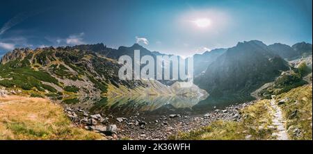 Parc national de Tatra, Pologne. Lac Czarny Staw sous Rysy et paysage des montagnes d'été. Belle nature, vue panoramique panoramique sur la vallée des cinq lacs Banque D'Images