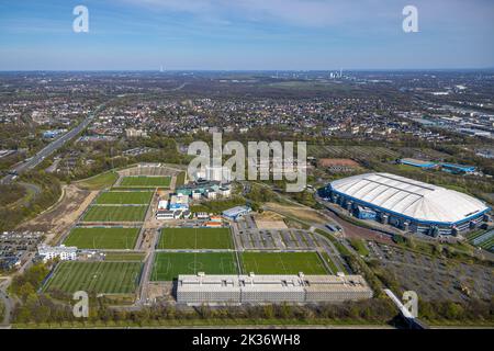 Vue aérienne, Veltins-Arena Bundesliga stade du FC Schalke 04 avec toit fermé et terrain d'entraînement, Erle, Gelsenkirchen, région de Ruhr, Rhénanie-du-Nord-Ouest Banque D'Images