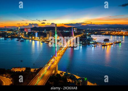 Vue aérienne du pont Bai Chay la nuit à Ha long City, Vietnam. Banque D'Images