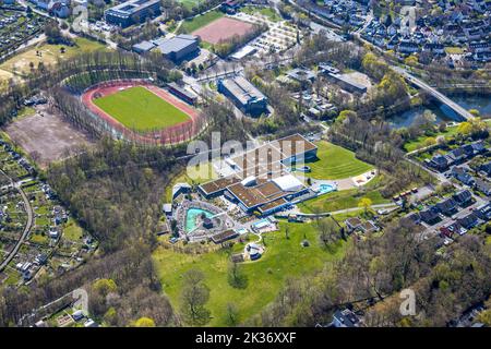 Vue aérienne, Sportpark Ischeland avec Ischelandstadion et Westfalenbad et Ischelandhalle ou Krollmann Arena, Altenhagen, Hagen, région de Ruhr, Nord RHI Banque D'Images