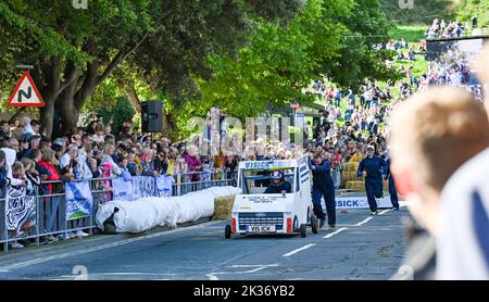 Eastbourne UK 25th septembre 2022 - la foule regarde les concurrents prendre part à la course de Soapbox en front de mer d'Eastbourne qui s'est tenue sur le front de mer lors d'une belle journée chaude et ensoleillée : Credit Simon Dack / Alay Live News Banque D'Images