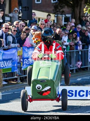 Eastbourne Royaume-Uni 25th septembre 2022 - Un concurrent prend le dernier saut vers la fin alors qu'ils prennent part à la course de Soapbox d'Eastbourne front de mer qui s'est tenue sur le front de mer lors d'une belle journée chaude et ensoleillée : Credit Simon Dack / Alay Live News Banque D'Images