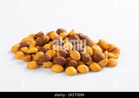 Chemin d'écrêtage isolé de biscuits aux pépites de chocolat noir coupée en matrice pile et chapelure sur fond blanc de gros plan savoureuse boulangerie biologique Amer maison Banque D'Images