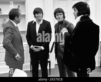 Président Richard Nixon, Sonny West, Jerry Schilling et Elvis Presley. Bureau ovale de la Maison Blanche, décembre 21 1970 Banque D'Images