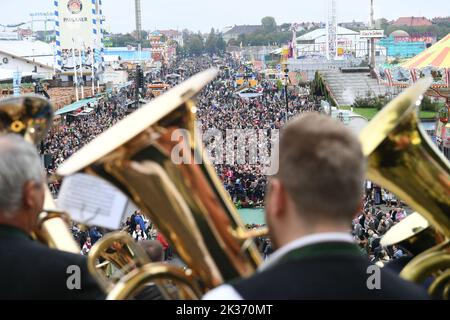 25 septembre 2022, Bavière, Munich : des groupes de cuivres jouent sur les marches de la Bavière au concert de la place des gardiens de Wiesn en 2022. La Wiesn se déroule de 17 septembre à 3 octobre 2022. Photo: Felix Hörhager/dpa Banque D'Images