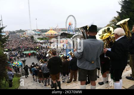 25 septembre 2022, Bavière, Munich : des groupes de cuivres jouent sur les marches de la Bavière au concert de la place des gardiens de Wiesn en 2022. La Wiesn se déroule de 17 septembre à 3 octobre 2022. Photo: Felix Hörhager/dpa Banque D'Images