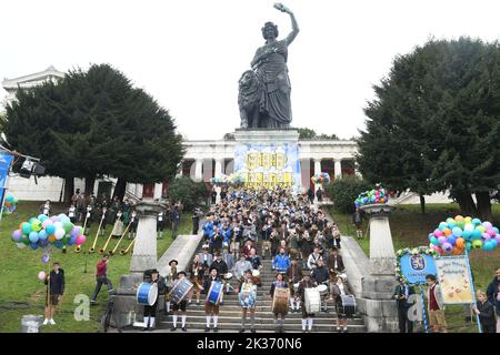 25 septembre 2022, Bavière, Munich : des groupes de cuivres jouent sur les marches de la Bavière au concert de la place des propriétaires de Wiesn en 2022. La Wiesn se déroule de 17 septembre à 3 octobre 2022. Photo: Felix Hörhager/dpa Banque D'Images