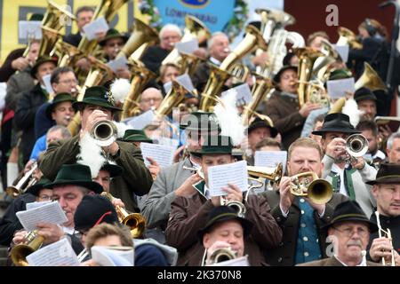 25 septembre 2022, Bavière, Munich : des groupes de cuivres jouent sur les marches de la Bavière au concert de la place des gardiens de Wiesn en 2022. La Wiesn se déroule de 17 septembre à 3 octobre 2022. Photo: Felix Hörhager/dpa Banque D'Images