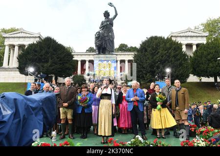 25 septembre 2022, Bavière, Munich: Le chanteur Gigi Pfundmair (m) chante au-dessous de la Bavière au concert de Wiesnwirte 2022 places. La Wiesn se déroule de 17 septembre à 3 octobre 2022. Photo: Felix Hörhager/dpa Banque D'Images