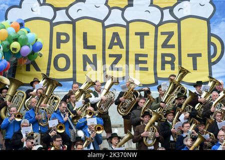 25 septembre 2022, Bavière, Munich : des groupes de cuivres jouent sur les marches de la Bavière au concert de la place des gardiens de Wiesn en 2022. La Wiesn se déroule de 17 septembre à 3 octobre 2022. Photo: Felix Hörhager/dpa Banque D'Images