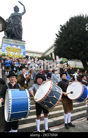 25 septembre 2022, Bavière, Munich: Les batteurs jouent en dessous des marches de la Bavière au concert de la place Wiesnwirte 2022. La Wiesn aura lieu de 17 septembre à 3 octobre 2022. Photo: Felix Hörhager/dpa Banque D'Images