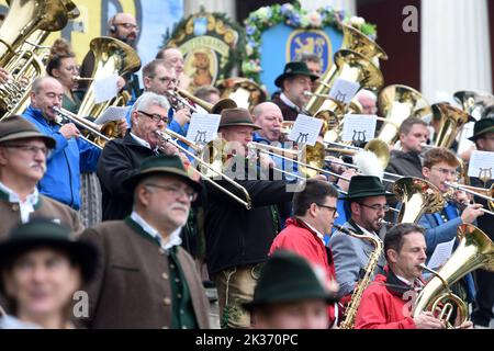 25 septembre 2022, Bavière, Munich : des groupes de cuivres jouent sur les marches de la Bavière au concert de la place des propriétaires de Wiesn en 2022. La Wiesn se déroule de 17 septembre à 3 octobre 2022. Photo: Felix Hörhager/dpa Banque D'Images