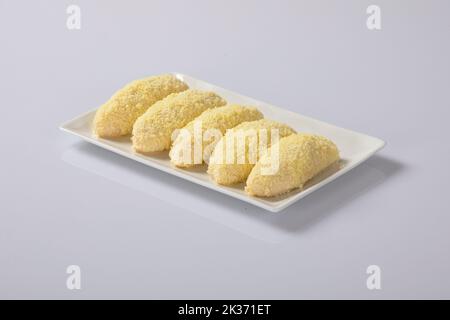 Assiette de bonbons indiens traditionnels – laddu, gulab jamun, gujiya, halwa, barfi. Isolé sur blanc. Banque D'Images