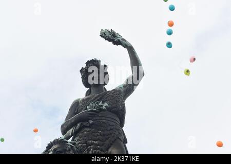 25 septembre 2022, Bavière, Munich : des ballons survolent la Bavière au concert de la place Wiesnwirte 2022. La Wiesn aura lieu de 17 septembre à 3 octobre 2022. Photo: Felix Hörhager/dpa Banque D'Images
