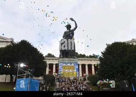 25 septembre 2022, Bavière, Munich : des ballons survolent la Bavière au concert de la place Wiesnwirte 2022. La Wiesn aura lieu de 17 septembre à 3 octobre 2022. Photo: Felix Hörhager/dpa Banque D'Images