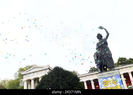 25 septembre 2022, Bavière, Munich : des ballons survolent la Bavière au concert de la place Wiesnwirte 2022. La Wiesn aura lieu de 17 septembre à 3 octobre 2022. Photo: Felix Hörhager/dpa Banque D'Images
