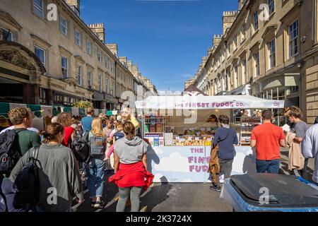 Foules de gens au festival de la nourriture de rue Great Bath Feast à Milsom Street, Bath, Avon, Royaume-Uni, le 24 septembre 2022 Banque D'Images