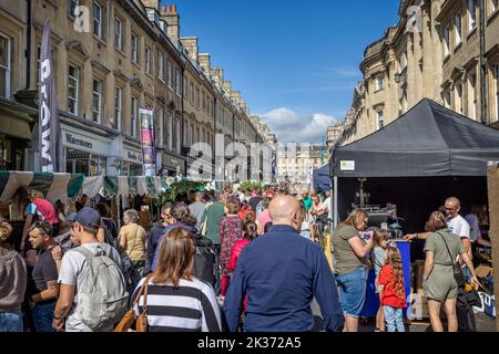Foules de gens au festival de la nourriture de rue Great Bath Feast à Milsom Street, Bath, Avon, Royaume-Uni, le 24 septembre 2022 Banque D'Images