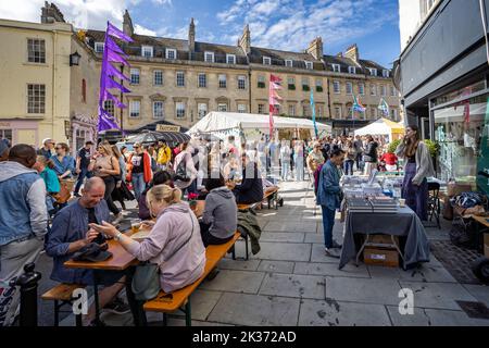 Les personnes qui mangent à des tables en plein air au festival de la nourriture de rue Great Bath Feast à New Bond Street, Bath, Avon, Royaume-Uni, le 24 septembre 2022 Banque D'Images