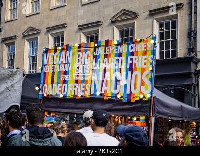 Affiche de la nourriture végétalienne et végétarienne colorée au festival de la nourriture de rue Great Bath Feast à Milsom Street, Bath, Avon, Royaume-Uni, le 24 septembre 2022 Banque D'Images