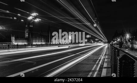 Image en noir et blanc d'une longue exposition sur le pont de Westminster. Banque D'Images