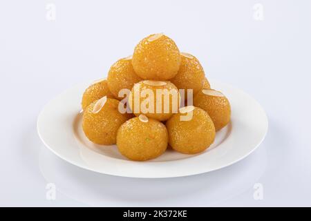 Motichoor laddoo doux indien également connu comme Bundi Laddu ou Motichur Laddoo sont faits de très petites boules de farine de Gram ou de Boondis qui sont frits profonds. Banque D'Images