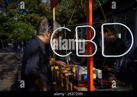 Panneau CBD lumineux sur un stand vendant une gamme de produits CBD (cannididiol) à l'extérieur du café Rosa bonheur, dans le parc des Buttes Chaumont de Paris, Paris, France Banque D'Images