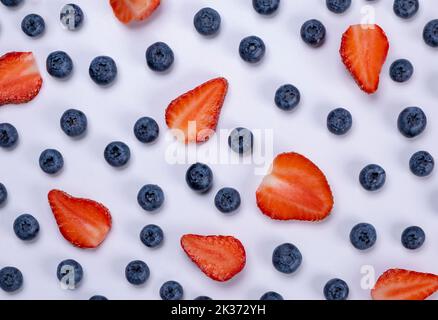 fond de bleuets, fraises, sur fond blanc - le concept d'une alimentation saine. Fond de fruits lumineux d'été, design alimentaire. Banque D'Images