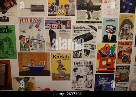 Mur avec collection de publicités historiques d'entreprises technologiques et d'applications, exposé à l'exposition Retrofuture expo dans l'Evoluon Banque D'Images