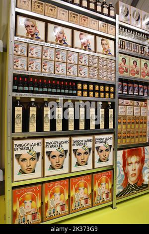 Exposition sur le consumérisme à l'exposition Retrofuture dans l'Evoluon; boutique de rayons avec (annonces pour) des produits de beauté Banque D'Images