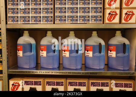 Exposition sur le consumérisme à l'exposition Retrofuture à l'Evoluon; étagères de magasin avec des conteneurs avec des liquides bleus et d'autres marchandises Banque D'Images