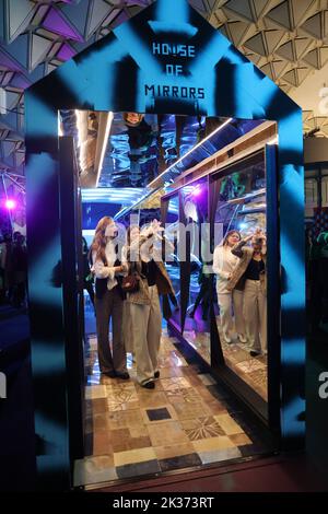 Des femmes à la Maison des miroirs, exposées à l'exposition Retrofuture expo à Evoluon Banque D'Images