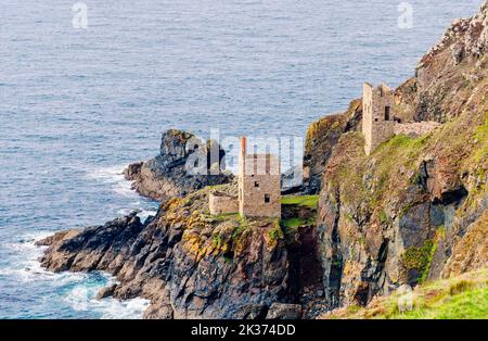 Les couronnes des maisons de moteur à la mine Botallack sur la côte nord de Cornwall, une partie de la Tin Coast dans le site du patrimoine mondial de l'exploitation minière Cornish Banque D'Images