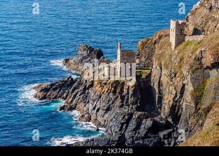 Les couronnes des maisons de moteur à la mine Botallack sur la côte nord de Cornwall, une partie de la Tin Coast dans le site du patrimoine mondial de l'exploitation minière Cornish Banque D'Images