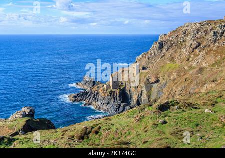 Les couronnes des maisons de moteur à la mine Botallack sur la côte nord de Cornwall, une partie de la Tin Coast dans le site du patrimoine mondial de l'exploitation minière Cornish Banque D'Images